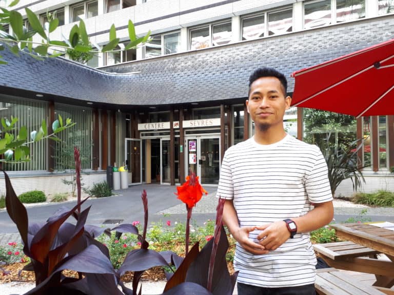 Polseng, étudiant boursier, devant l'entrée du Centre Sèvres